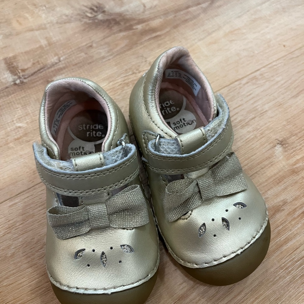Gold Stride Rite Toddler Girls Size 5 Dress Shoes.